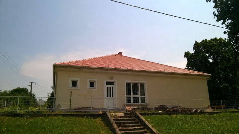 kiülő a kertben